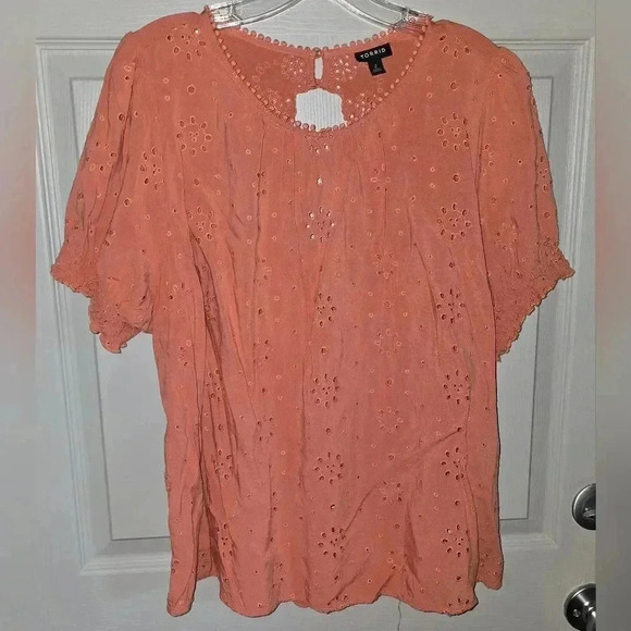 Torrid Abbey Challis Eyelit Back Cutout Top  Summer Peach Lightweight 2X - Picture 5 of 10